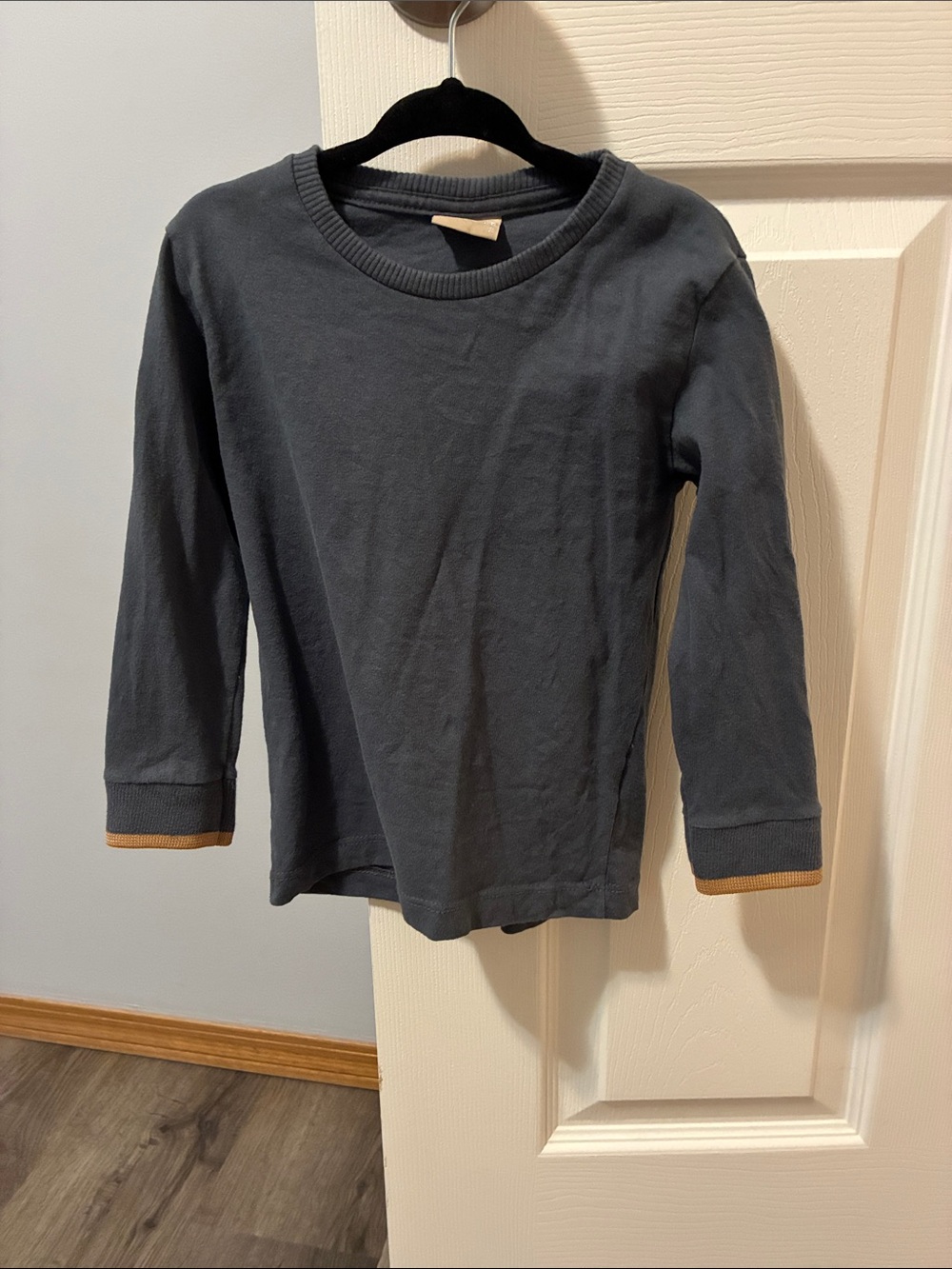 Milon Dark Gray Long-Sleeve Crewneck with Tan Cuff Trim